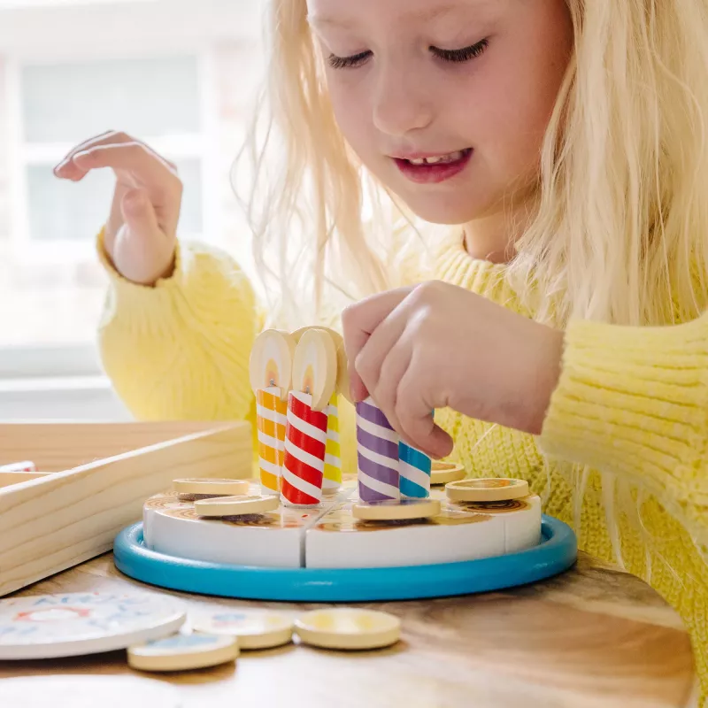 Melissa & Doug narodeninová torta – drevené hračkárske potraviny s dekoráciami na miešanie a 7 sviečkami