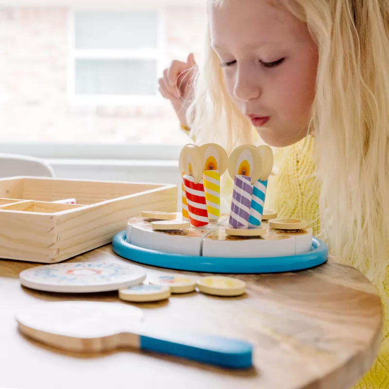 Melissa & Doug narodeninová torta – drevené hračkárske potraviny s dekoráciami na miešanie a 7 sviečkami
