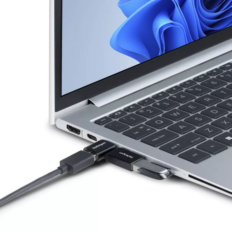 StarTech.com zahnutý USB-C na USB-A adaptér, USB 5 Gbit/s, kompaktný adaptér USB-C samec na USB-A samica, kovové puzdro, samec/samica