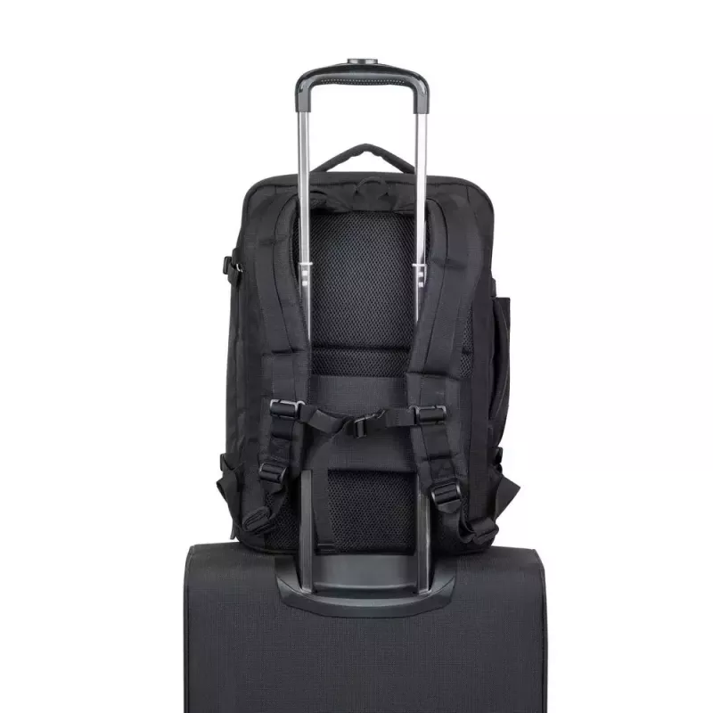 Batoh Rivacase 8461 43,9 cm 17,3 palcov čierny 2 predné vrecká