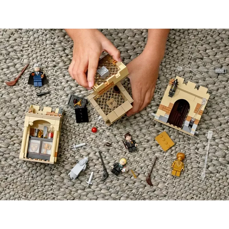 LEGO Harry Potter sada Hogwarts Prvá hodina lietania 76395 s minifigúrkami Harryho a Draca