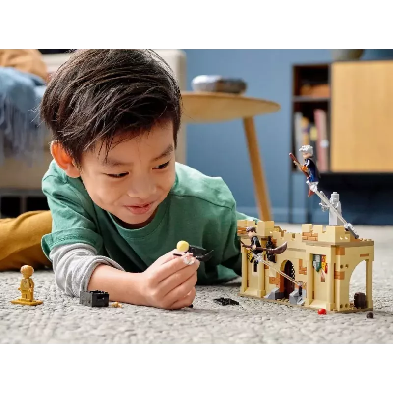 LEGO Harry Potter sada Hogwarts Prvá hodina lietania 76395 s minifigúrkami Harryho a Draca