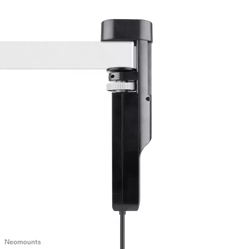 Neomounts DS22-840BL6 stolová zásuvka so svorkou a USB-C a USB-A konektormi – rýchle nabíjanie