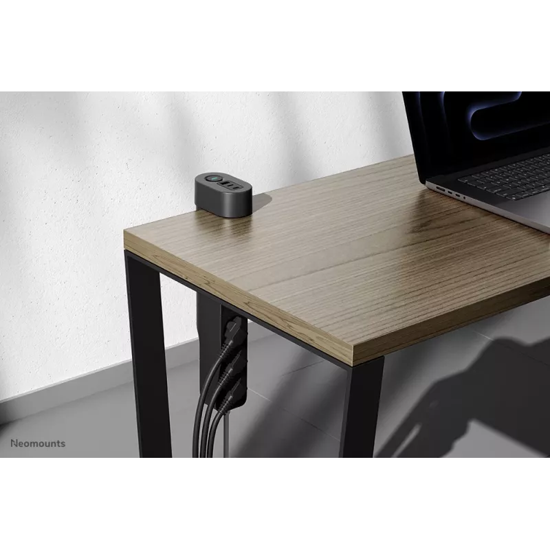 Neomounts DS22-840BL6 stolová zásuvka so svorkou a USB-C a USB-A konektormi – rýchle nabíjanie