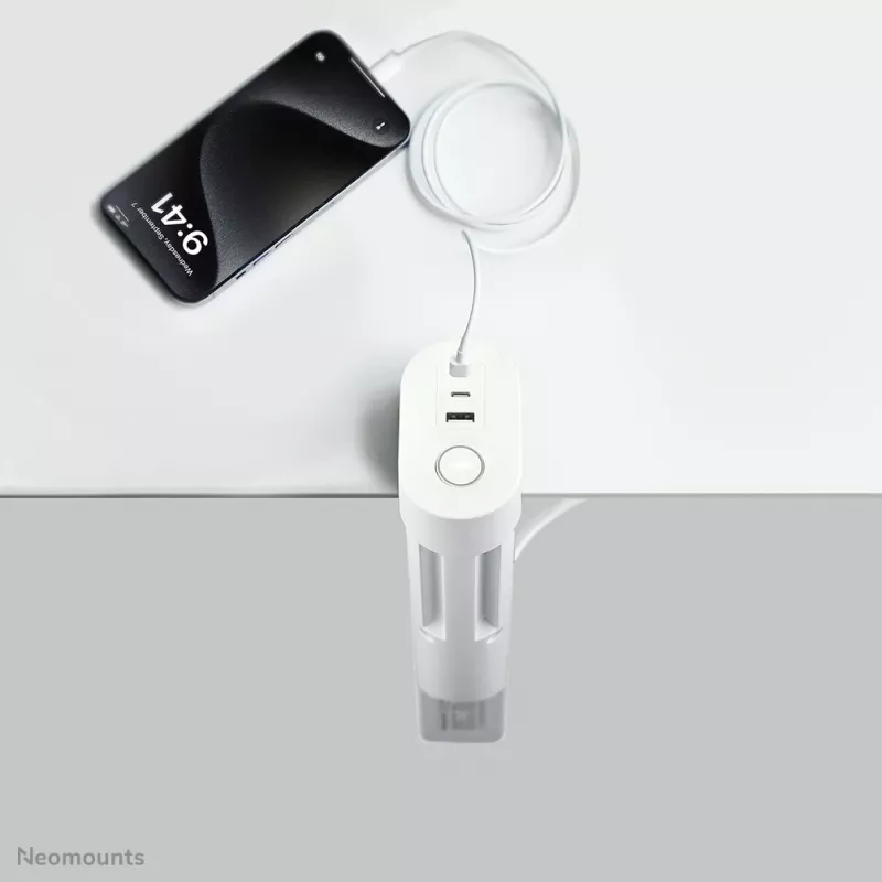 Neomounts DS22-840WH6 stolová zásuvka so svorkou a USB-C a USB-A konektormi – rýchle nabíjanie