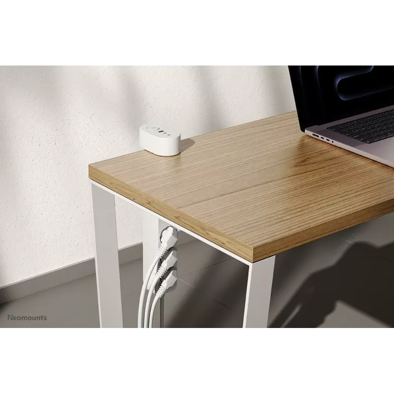 Neomounts DS22-840WH6 stolová zásuvka so svorkou a USB-C a USB-A konektormi – rýchle nabíjanie