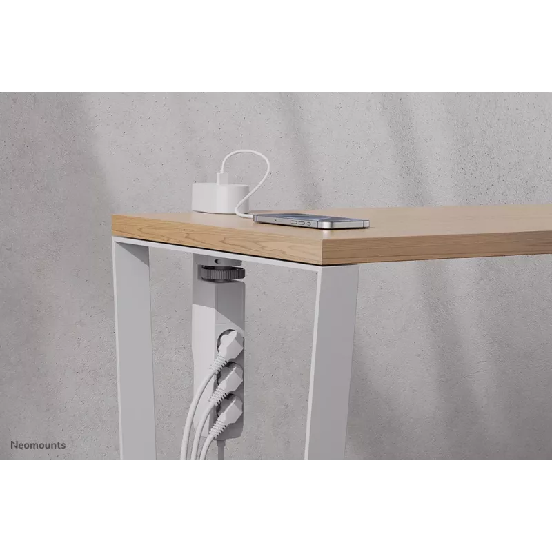 Neomounts DS22-840WH6 stolová zásuvka so svorkou a USB-C a USB-A konektormi – rýchle nabíjanie