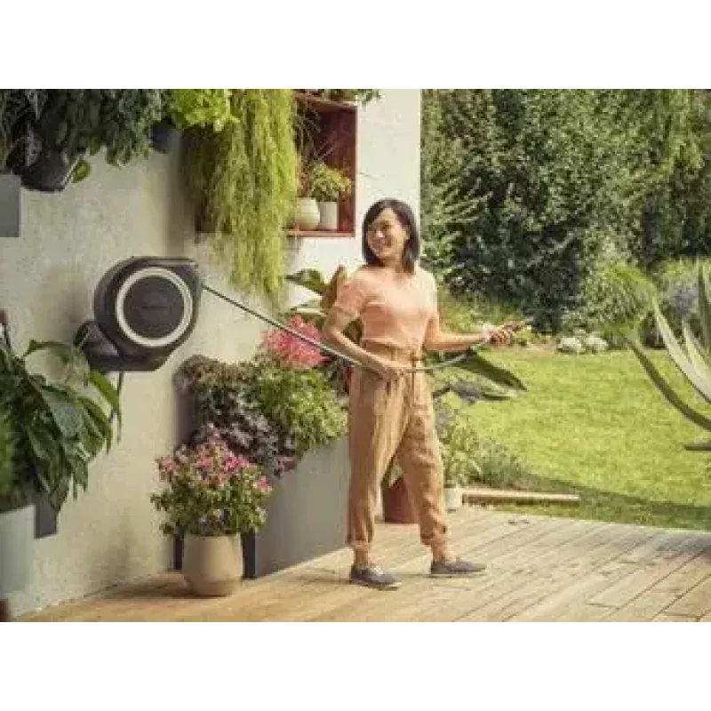 Nástenný navijak hadice Gardena RollUp Automatic čierny sivý