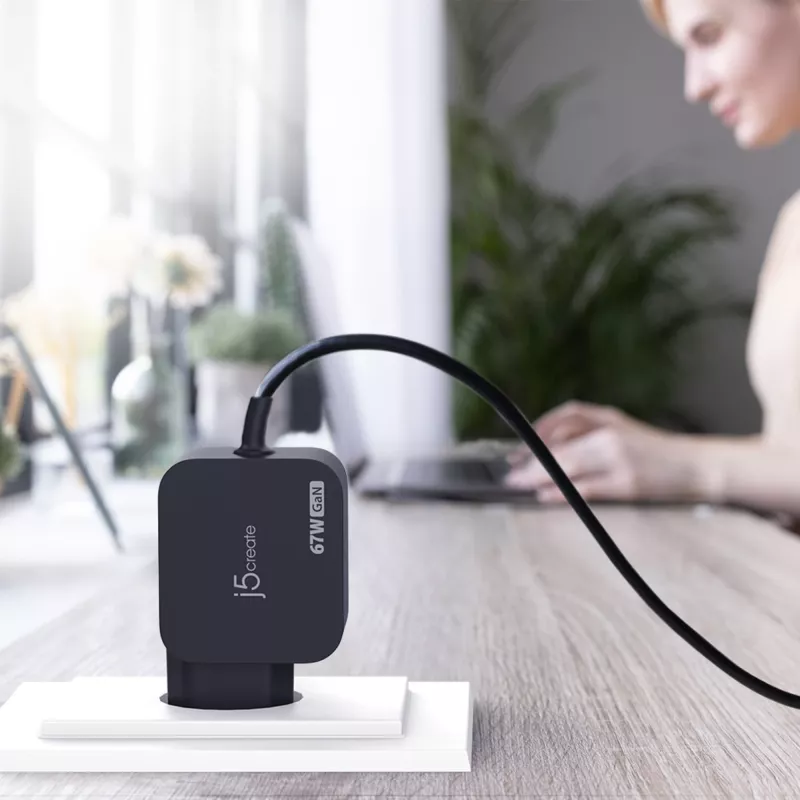 j5create JUP1565DCE3A-EN 67W GaN PD USB-C® mini nabíjačka s 3 typmi DC konektorov - EU