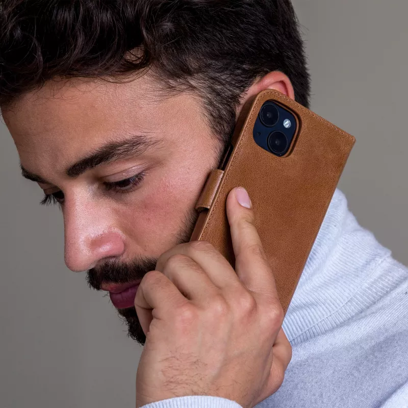 Puzdro s klopou dbramante1928 Lynge iPhone 14 Plus Tan 3 priehradky na karty