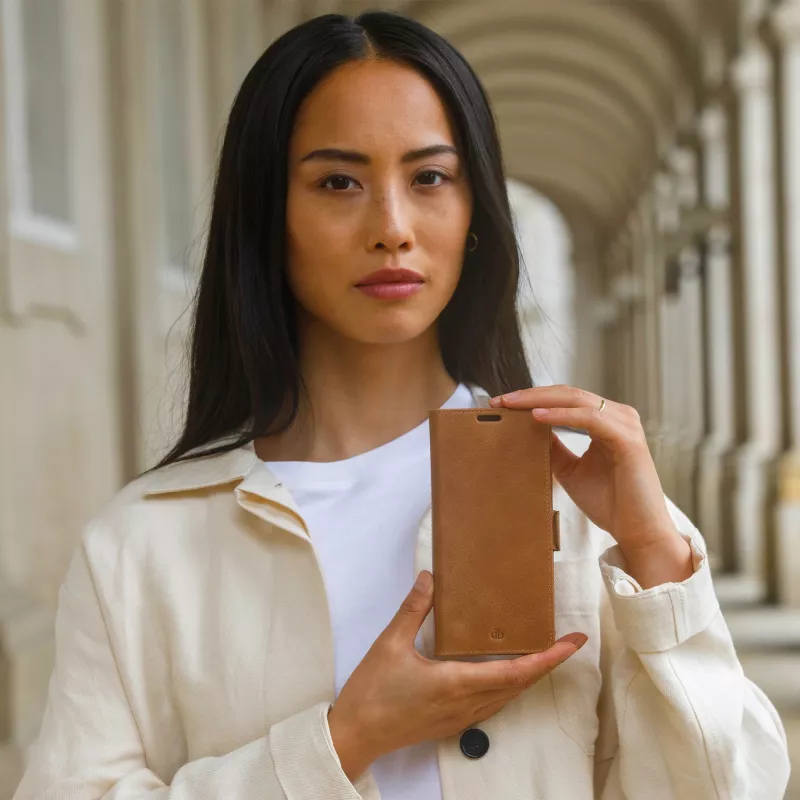 Puzdro s klopou dbramante1928 Lynge iPhone 14 Plus Tan 3 priehradky na karty