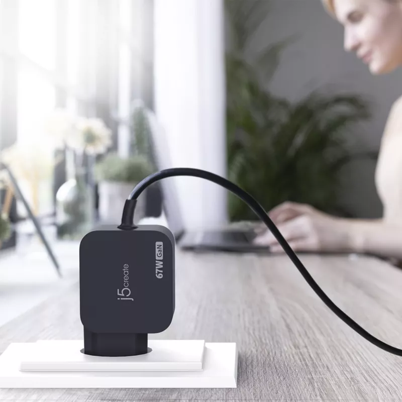 j5create JUP1565DC 67W GaN PD USB-C® mini nabíjačka so 6 typmi DC konektorov – EU, čierna