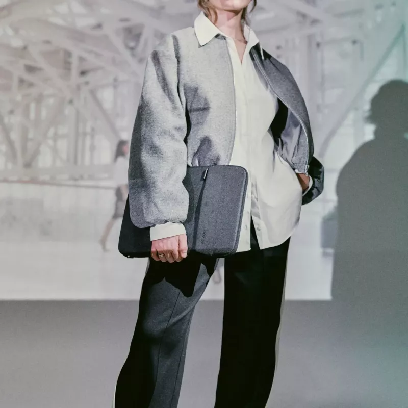 Incase Crosstown Sleeve s Woolenex pre 16-palcový laptop