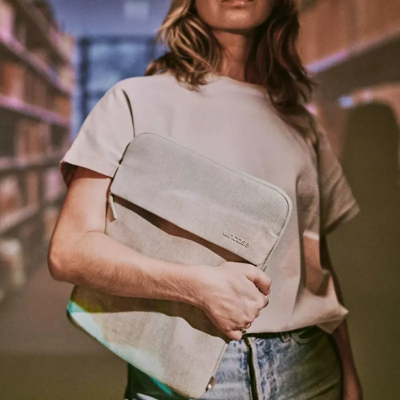Incase Crosstown Sleeve s Woolenex pre 14-palcový laptop