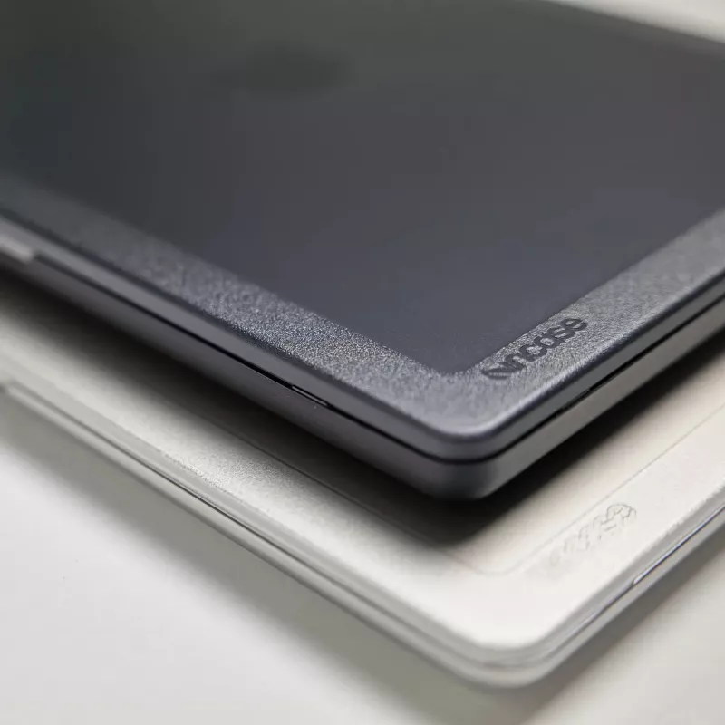 Pevné puzdro Incase Edge pre 16-palcový MacBook Pro M1-M4 čierne