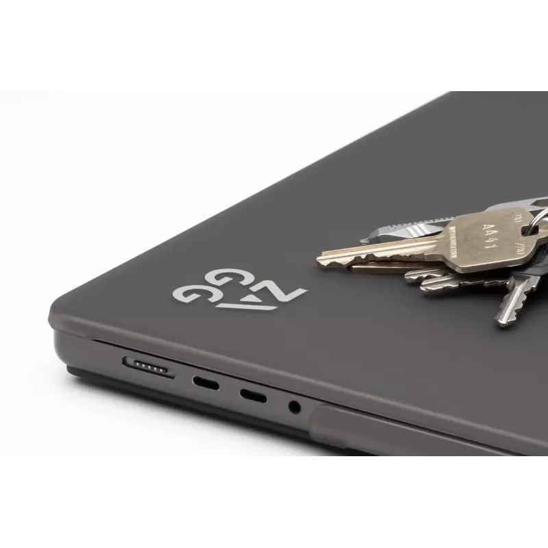 Pevné puzdro Zagg pre MacBook Pro 13 M2/M1 (20) – prevedenie Smoke, ochranné puzdro