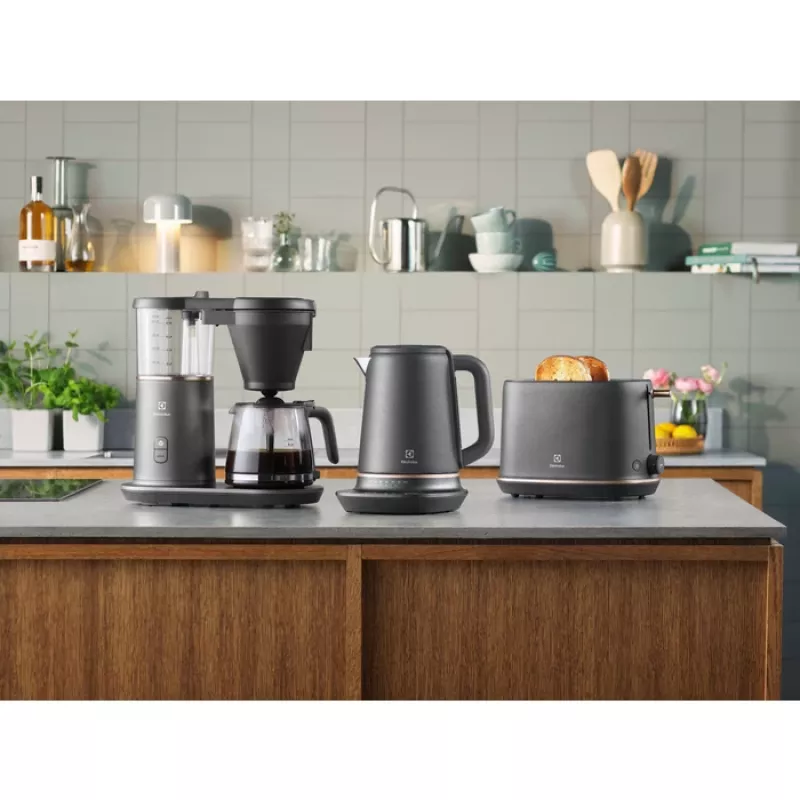 Hriankovač Electrolux E7T1-6BP 2 plátky 980 W čierny