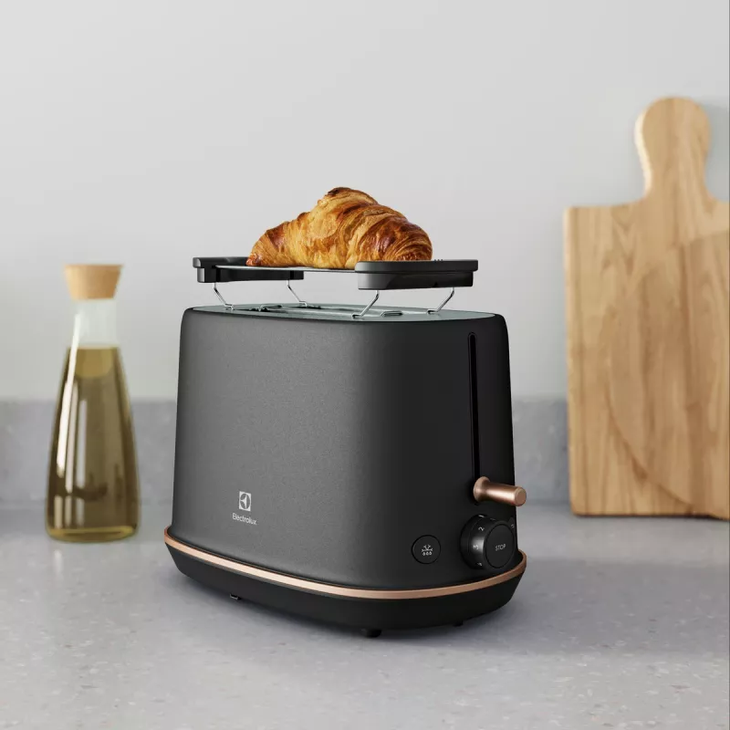 Hriankovač Electrolux E7T1-6BP 2 plátky 980 W čierny