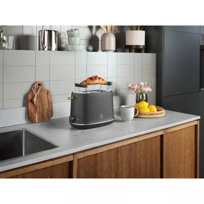Hriankovač Electrolux E7T1-6BP 2 plátky 980 W čierny