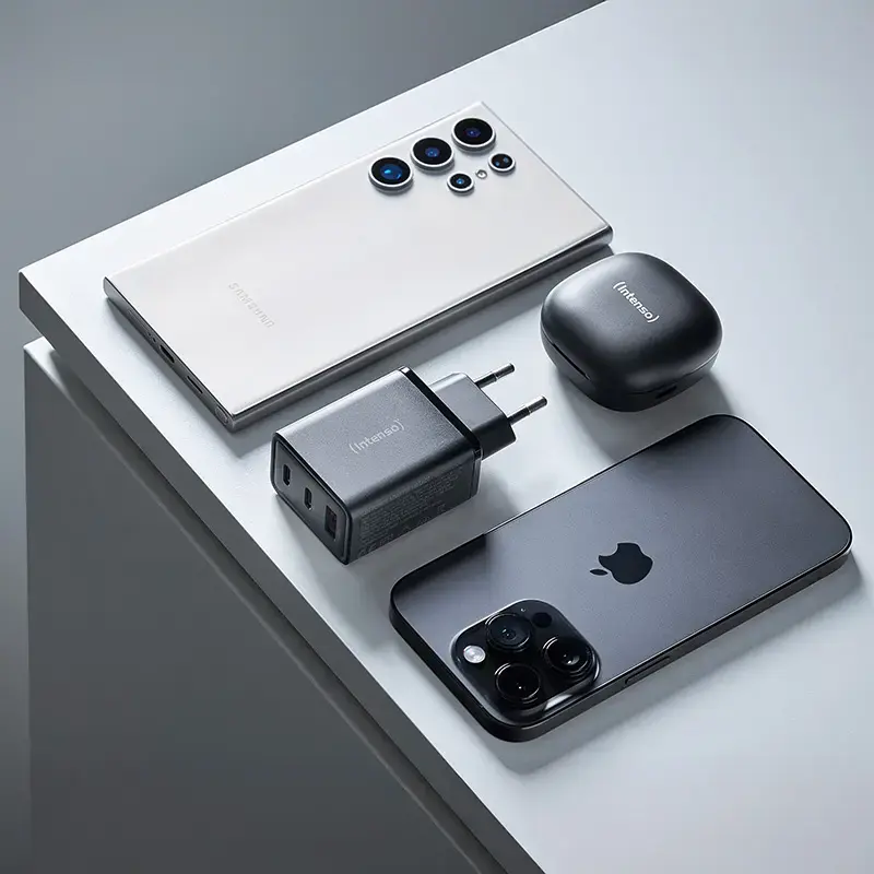 Napájací zdroj Intenso W65ACC USB-A a USB-C konektory čierny