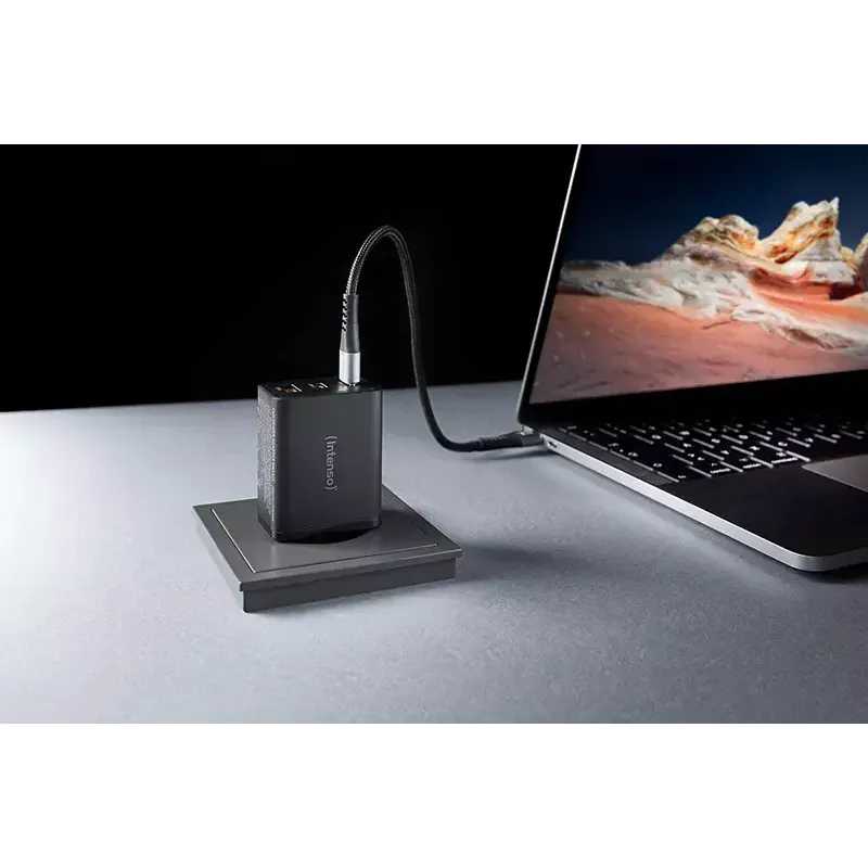 Napájací zdroj Intenso W65ACC USB-A a USB-C konektory čierny