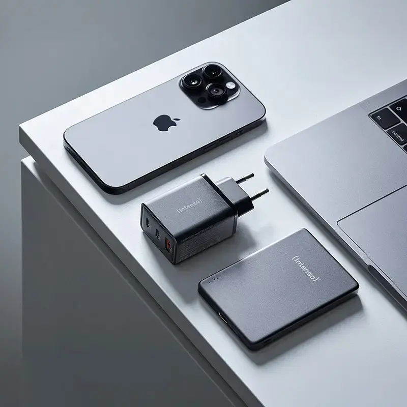 Napájací zdroj Intenso W65ACC USB-A a USB-C konektory čierny