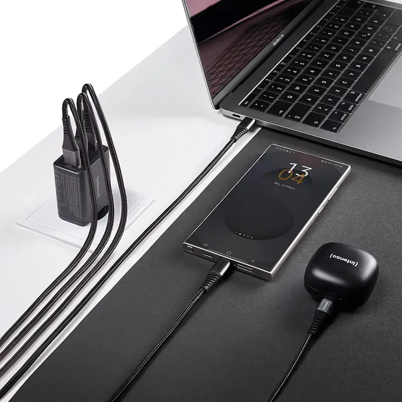 Napájací zdroj Intenso W65ACC USB-A a USB-C konektory čierny