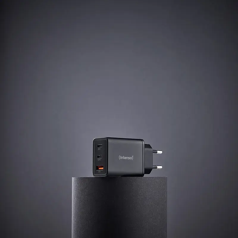 Napájací zdroj Intenso W65ACC USB-A a USB-C konektory čierny