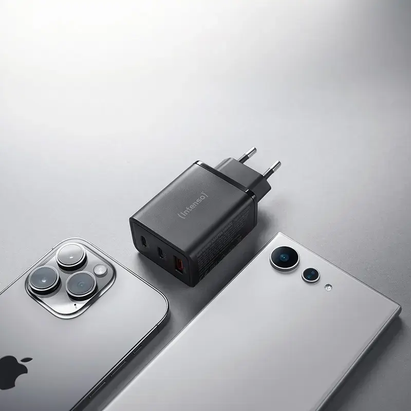Napájací zdroj Intenso W65ACC USB-A a USB-C konektory čierny