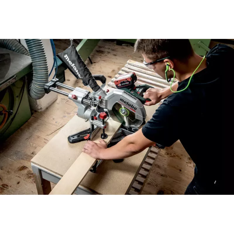 Píla Metabo KGS 18 LTX BL 254