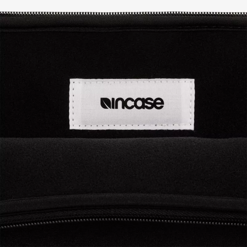 Incase Classic Sleeve pre 16-palcové notebooky (40,6 cm), čierne