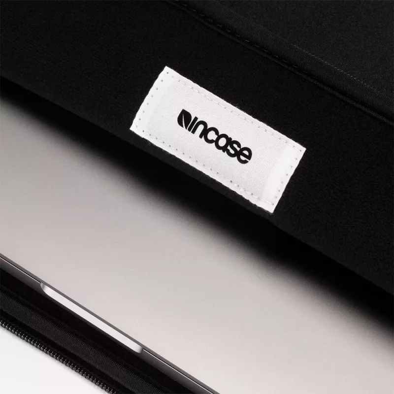 Incase Classic Sleeve pre 16-palcové notebooky (40,6 cm), čierne