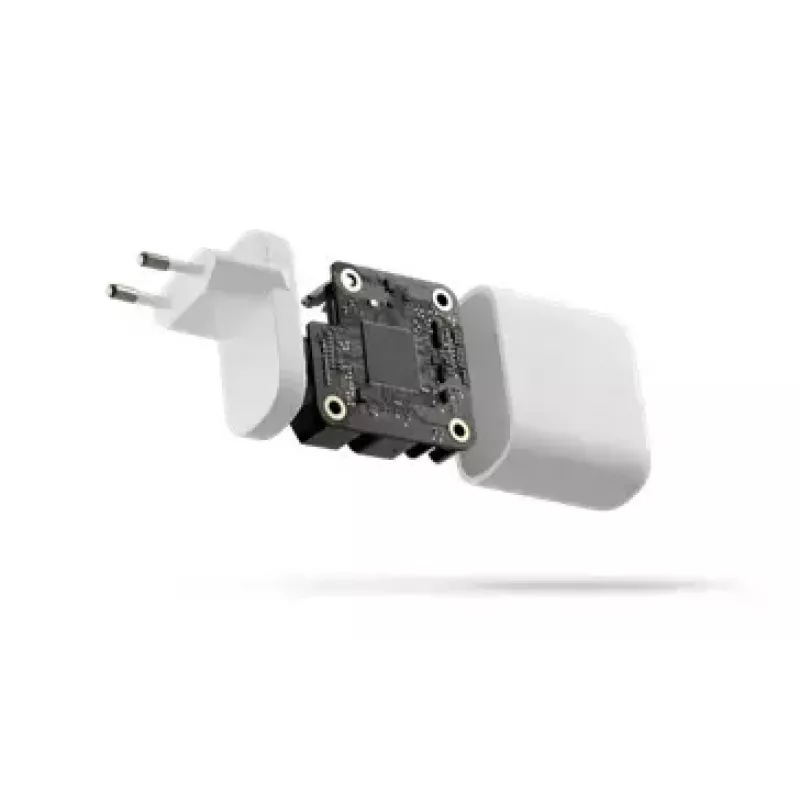 EU nástenná nabíjačka d bramante re-charge Pro — USB‑C 25W + USB‑A 18W, 110–240V, interiérová, biela