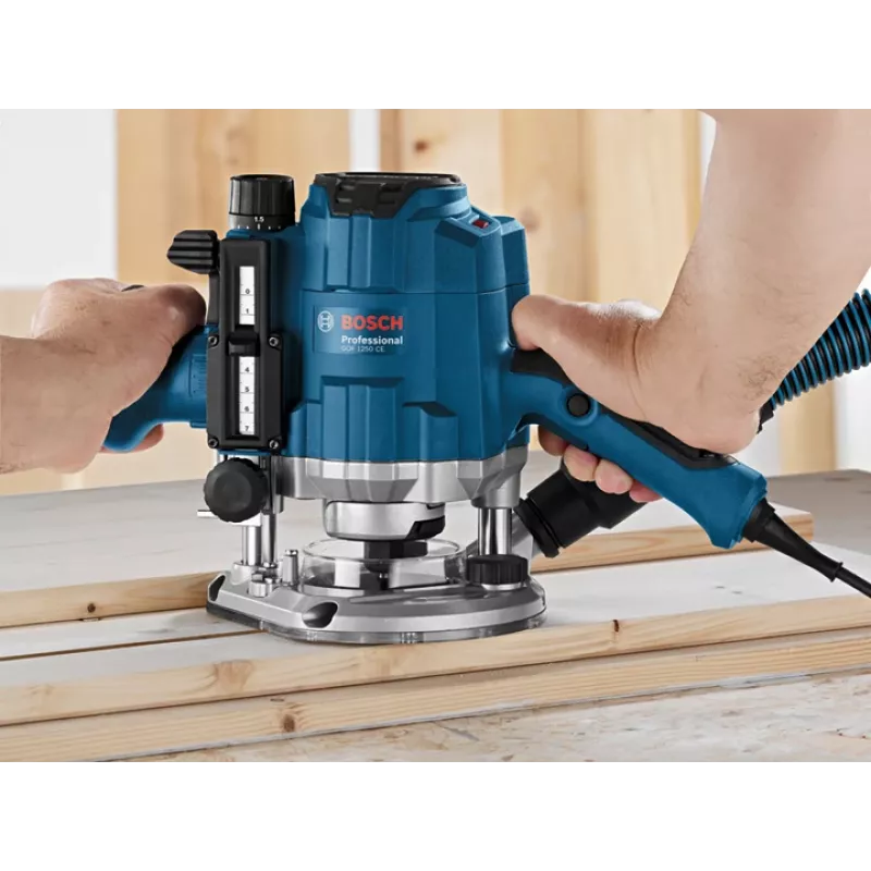 Bosch GOF 1250 CE čierna, modrá 24000 ot/min 1250 W