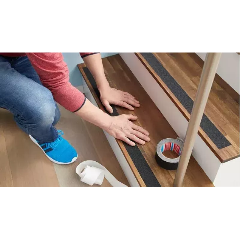 Protišmykový pás do kúpeľne TESA 55588 čierny