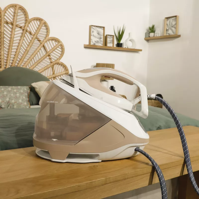 Tefal Pro Express Eco GV9E22E0 parná žehliaca stanica 2200 W 1,8 L Durilium AirGlide Autoclean žehliaca plocha béžová, biela