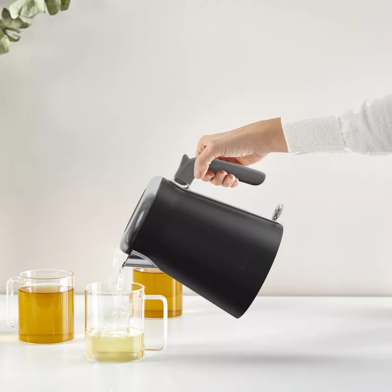Kanvica Tefal KI6668E0 — 1,7 l, 2400 W, nerezové telo, čierna