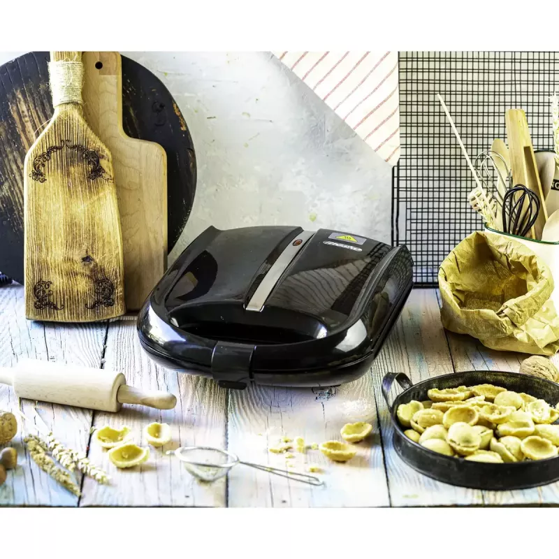 Waffleovač Mesko MS 3041 — 1600 W, čierny, robí 24 eliptických wafiel (220–240 V)