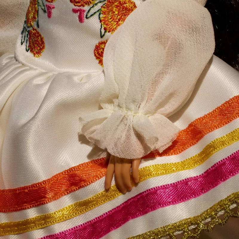 Barbie Signature Día De Muertos 2025 zberateľská bábika v naberaných krémových šatách