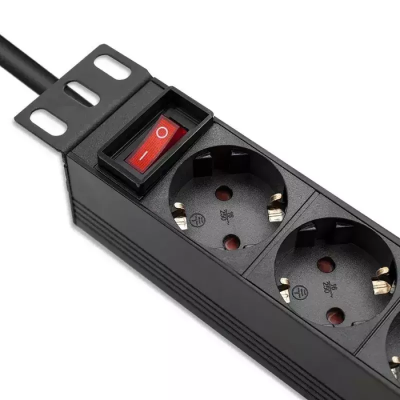 Zásuvkový blok QOLTEC 54603 — 1U rack-montovateľný, 16A vstup, 4× Schutzkontakt zásuvky
