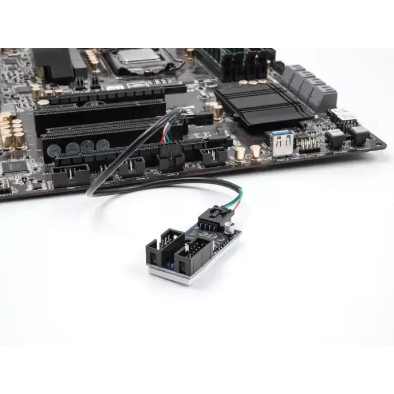 Interný USB kábel DELOCK 83025 — USB 2.0 4-pin na 10-pin, 0,03 m, čierny
