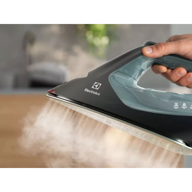 Electrolux E8SI2-8OG parná žehlička RESILIUM-žehliaca doska 2800 W čierna, tmavozelená