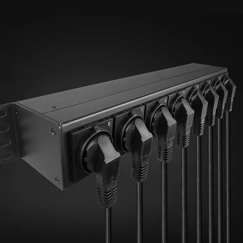 Lindy 73025 jednotka rozvodu napájania (PDU) 8 AC výstupov 1.5U čierna