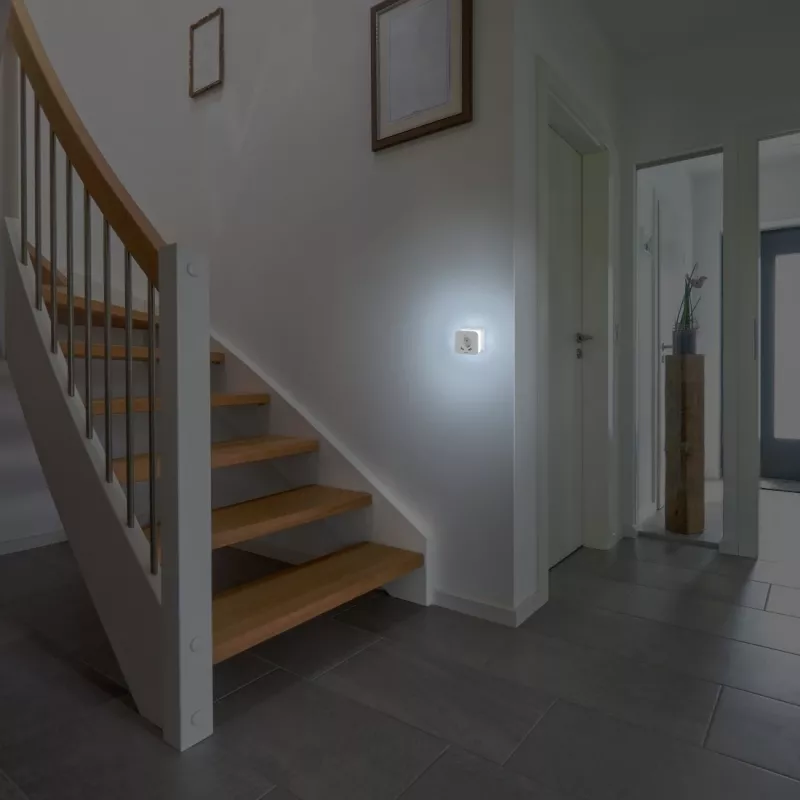 Hama 00223498 LED nočné svetlo so zásuvkou, 2 USB výstupmi, senzorom pohybu a svetla