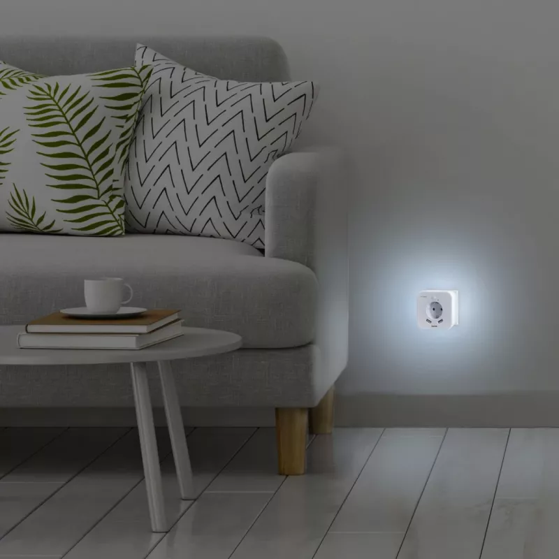 Hama 00223498 LED nočné svetlo so zásuvkou, 2 USB výstupmi, senzorom pohybu a svetla