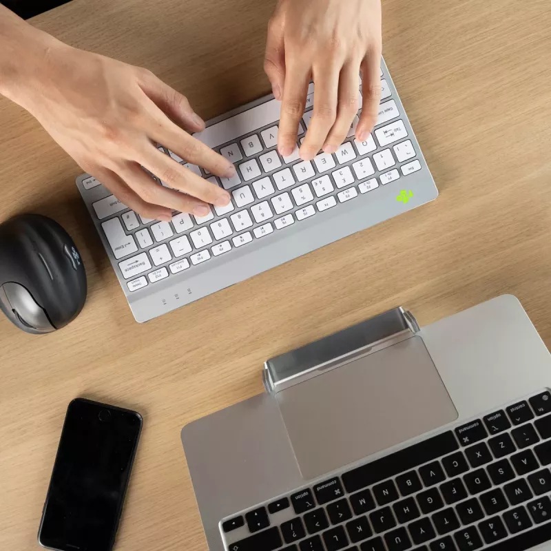 R-Go Tools ergonomická klávesnica R-Go Compact Break, kompaktná klávesnica so softvérom na prestávky, QWERTY (UK), Bluetooth, biela