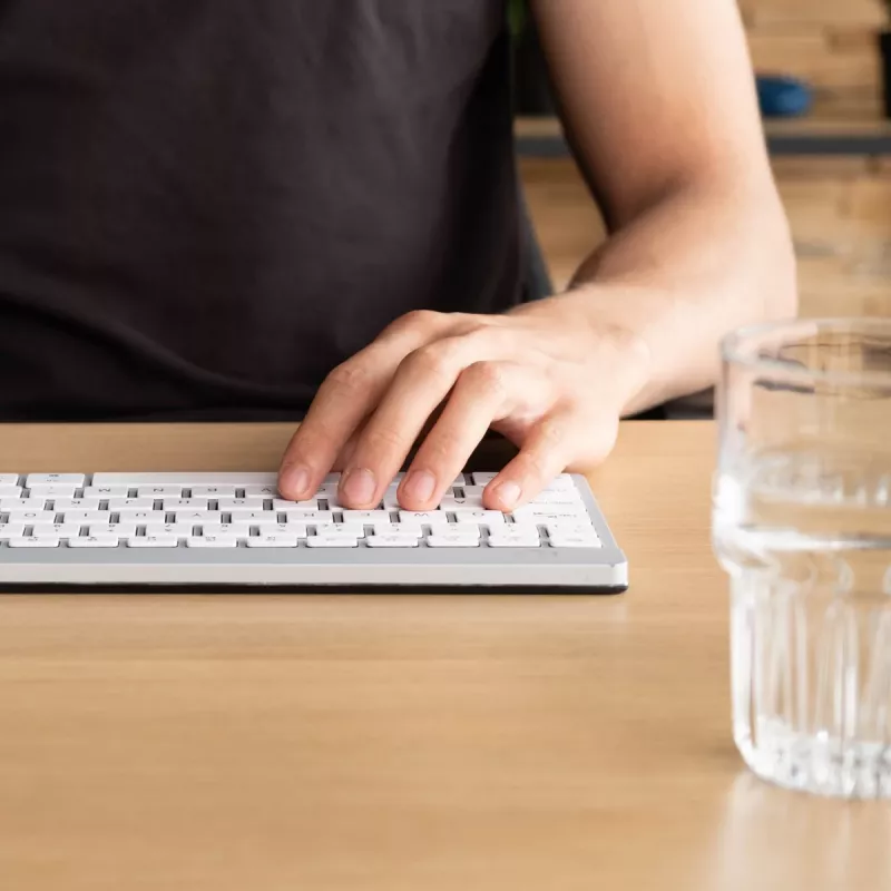 R-Go Tools ergonomická klávesnica R-Go Compact Break, kompaktná klávesnica so softvérom na prestávky, QWERTY (UK), Bluetooth, biela
