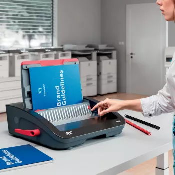 GBC CombBind® CB25E elektrický viazací stroj, hrebeňový viazací stroj, elektrický, 390 listov, čierna, červená