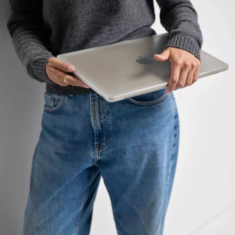 Incase Edge Hardshell puzdro s Makrolon® pre 13-palcový MacBook Air (M2/M3, 2022-2024)