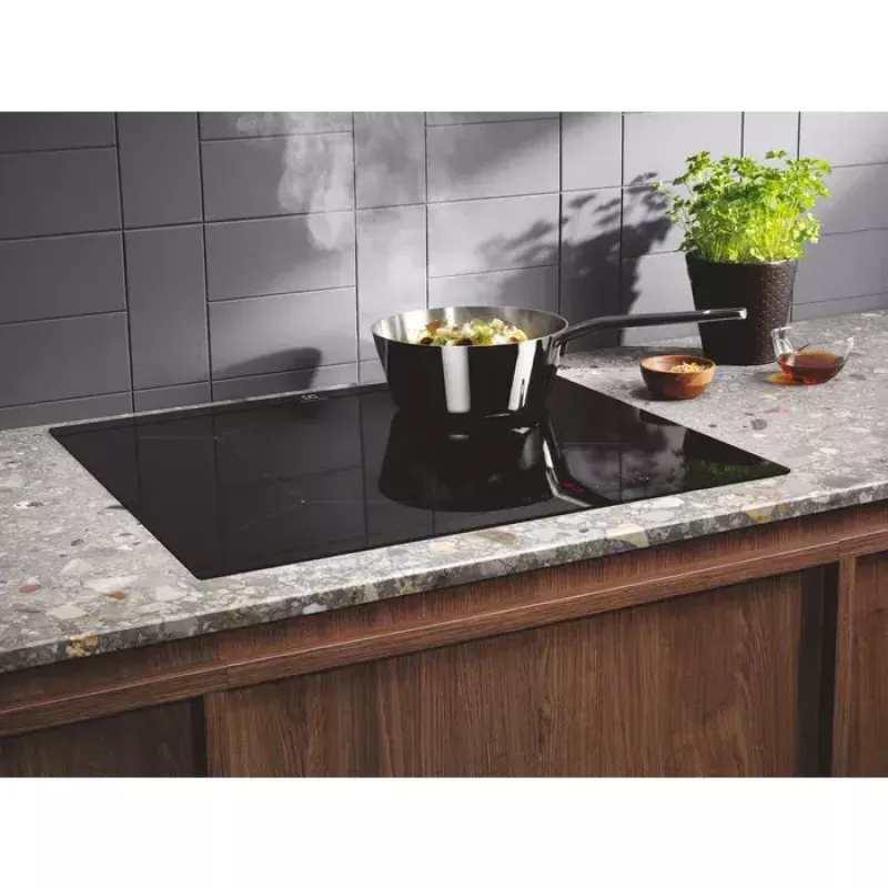 Electrolux LIL61424C čierna vstavaná 60 cm zónová indukčná varná doska 4 zóny